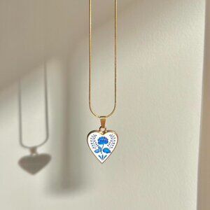 Porcelain style necklace
